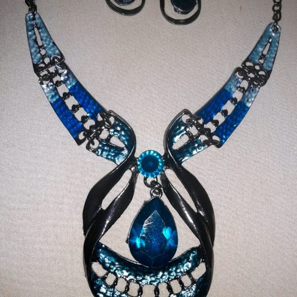 Costume jewelry Necklace & Earrings